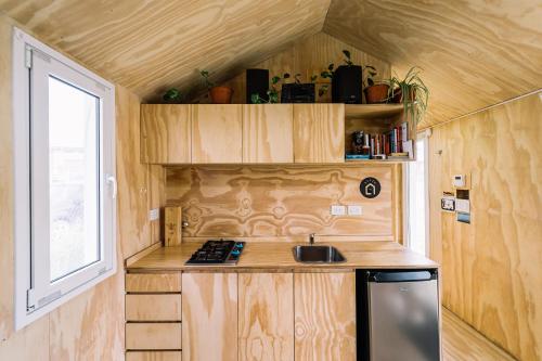 a kitchen in a tiny house with a window at Loyca Eco-Tiny House in Balneario El Condor