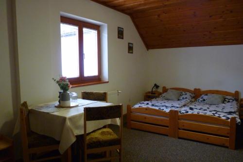 Posteľ alebo postele v izbe v ubytovaní Dovolenkový dom Dudáš