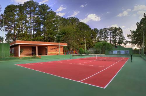a tennis court with a building in the background at Hotel JP Ribeirão Preto Resort & Convenções by Nacional Inn in Ribeirão Preto