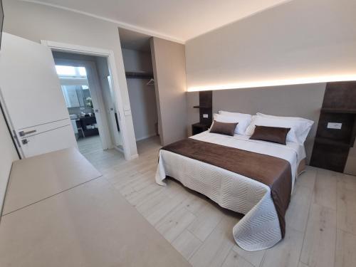 ein Schlafzimmer mit einem großen Bett in einem Zimmer in der Unterkunft Agriturismo Dell'Orto Apartments in Verona