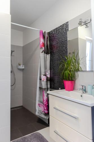 Ένα μπάνιο στο Comfortable apartment near Opatija