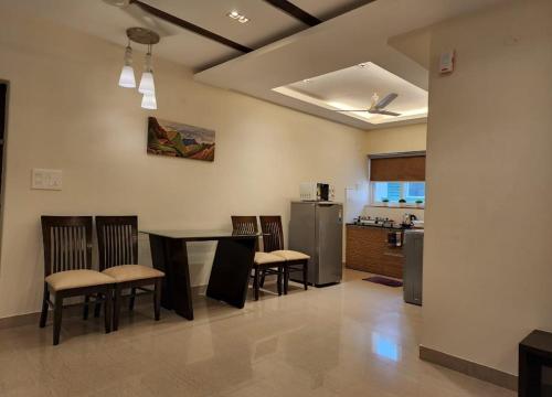 uma cozinha e sala de jantar com mesa e cadeiras em Golden Bird Heritage em Arpora