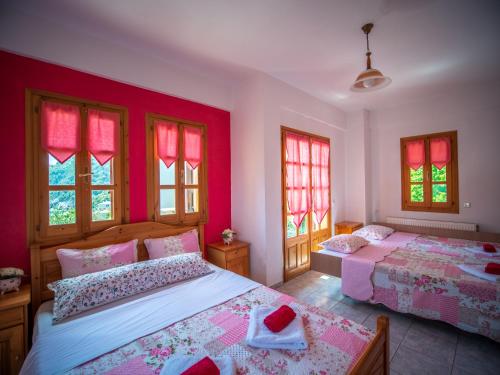 Posteľ alebo postele v izbe v ubytovaní Cherry House in Damouchari with a sea view - Delicious Houses