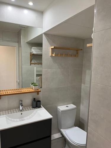 uma casa de banho com um WC branco e um lavatório. em Envalira Vacances - Etoile duplex ideal familia con vista a pistas em Pas de la Casa