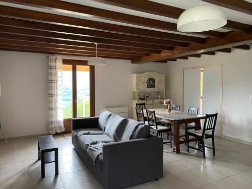 un salon avec un canapé et une table dans l'établissement Les Terrasses de St Pastous, à Saint-Pastous