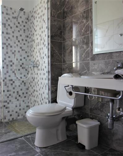 Koupelna v ubytování Saranda Hotel