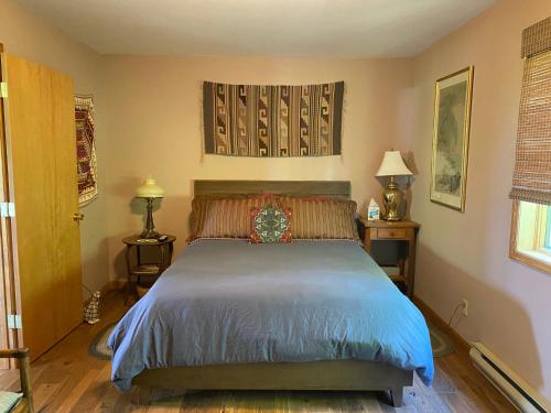 A bed or beds in a room at Pine Creek Cabin Livingston Montana