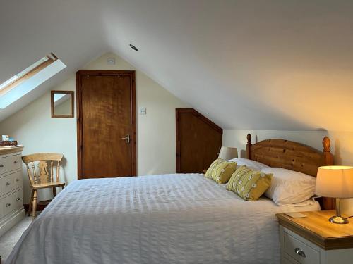 a bedroom with a large bed with a wooden headboard at Cheerful 3 bedroom cottage in central location in Ambleside