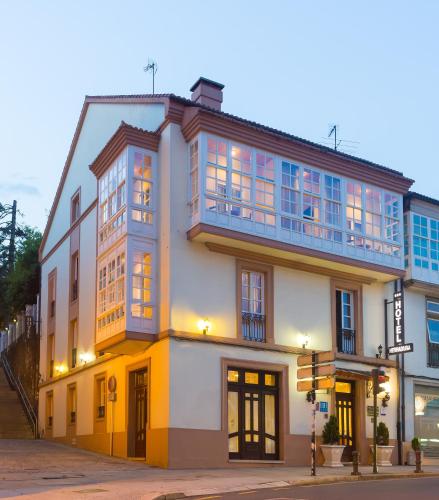 a large white building on the corner of a street at Hotel Herradura in Santiago de Compostela