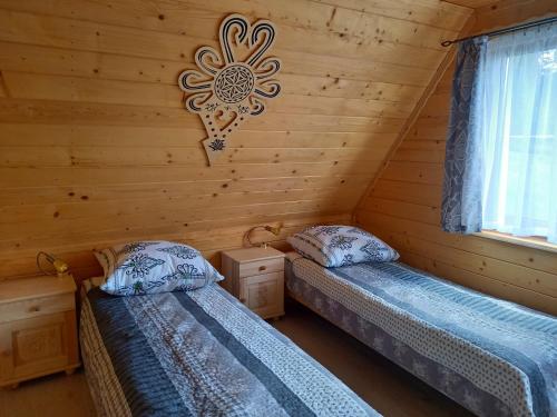 Postel nebo postele na pokoji v ubytování Domek przy skalniaku