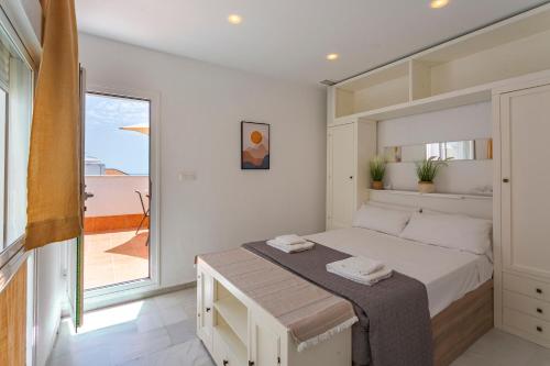 - une chambre avec un lit et une grande fenêtre dans l'établissement Atico del Buen CANTAOR by Cadiz4Rentals, à Cadix