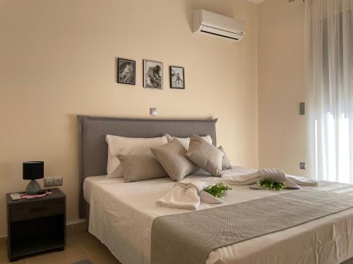 ein Schlafzimmer mit einem großen Bett mit Blumen darauf in der Unterkunft Luxury Rhodian Panorama in Ixia