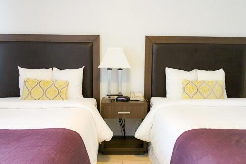 pokój hotelowy z 2 łóżkami i lampą w obiekcie Collins Hotel w Miami Beach