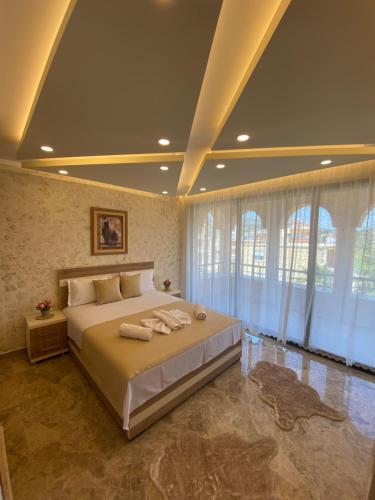 Un dormitorio con una cama grande con toallas. en Luxury Villa Ulcinj, en Ulcinj