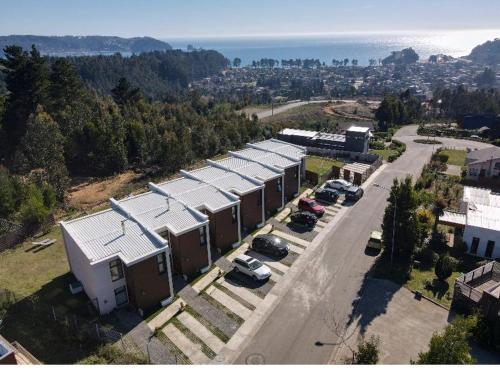 an aerial view of a building with cars parked in a parking lot at Casa en Pingueral 1 in Tomé