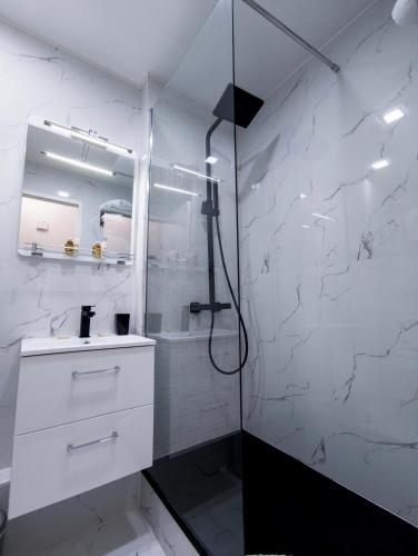1 Min to the Beach Apartment - Kitchen - Tramway - Air Conditioner - Wifi - Promenade Des Anglais