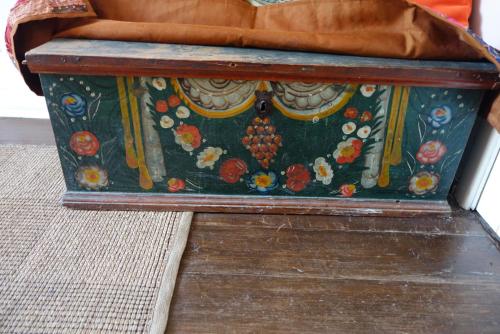 a wooden box sitting on top of a couch at Pensiunea Deceneu in Slănic
