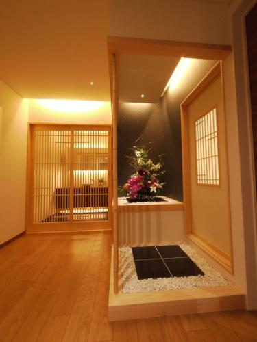 - une entrée pour une chambre japonaise avec une porte dans l'établissement villa-rizo - Vacation STAY 13184, à Hida