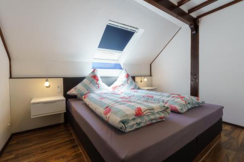 sypialnia z łóżkiem z poduszkami w obiekcie Ferienwohnungen Pham w mieście Cochem