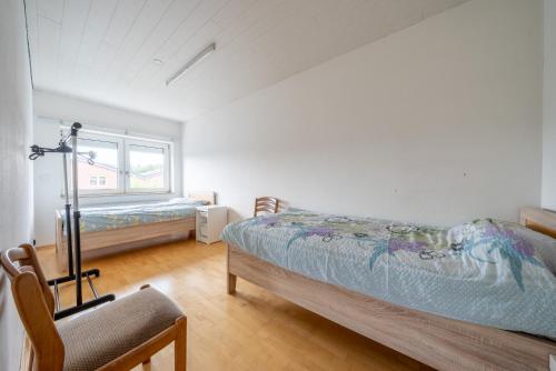una camera con letto e finestra di Private Apartment ad Hannover