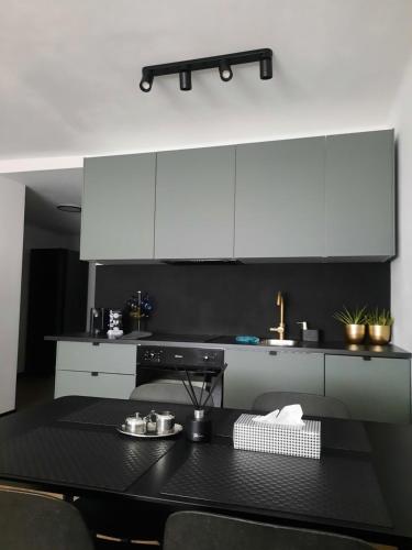 A cozinha ou cozinha compacta de GOLD&BLACK OŚWIĘCIM CENTRUM