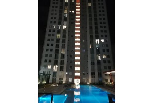 a view of a tall building at night at Boho Chic, Apart- condo cerca de SJO Intl airport in Barrial