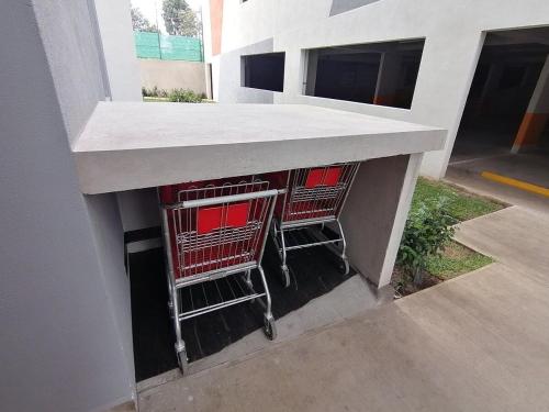 two shopping carts under a counter in a building at Boho Chic, Apart- condo cerca de SJO Intl airport in Barrial
