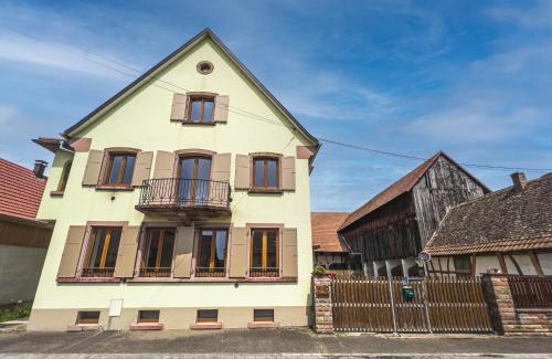 a white house with a fence in front of it at Gîte le coeur d'Alsace in Boofzheim