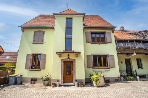 een geel huis met een rood dak bij Gîte le coeur d'Alsace in Boofzheim
