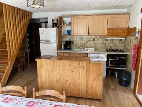 Dapur atau dapur kecil di Chalets La Caillaude