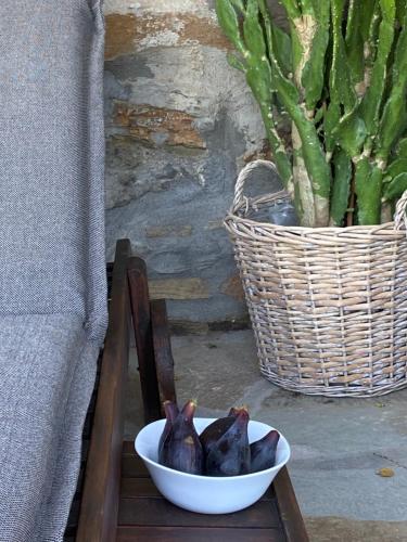 eine Schale Obst auf einem Tisch neben einem Korb in der Unterkunft Gaia Vacation Home in Agia Mavra