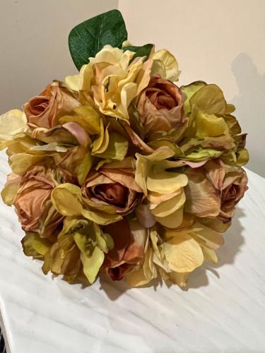 a bouquet of flowers sitting on top of a table at Casa das Flores ll in Paredes de Coura