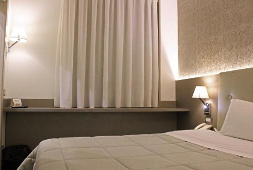 Viva Hotel Avellinoにあるベッド