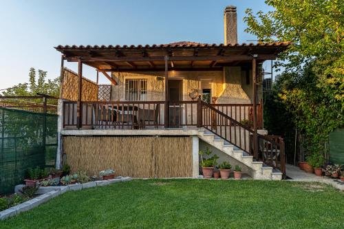 une maison avec une terrasse et une terrasse couverte dans l'établissement Casa Francesca, à Vrahati