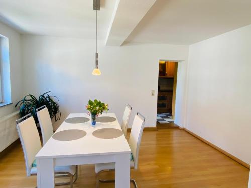 a white dining room with a white table and chairs at Quartier48 - 2 Stadtapartments oder das ganze Haus bis 9 Personen in Suhl