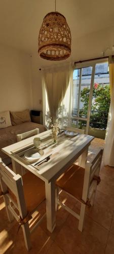 ein Wohnzimmer mit einem Tisch und einem Sofa in der Unterkunft Munich Apart cdelu in Concepción del Uruguay