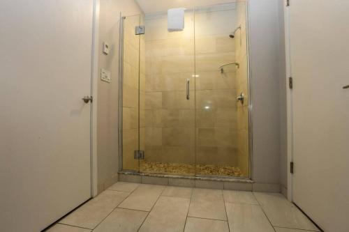 Ένα μπάνιο στο Newly Renovated 2bed, 2bath private apartment, minutes from Boston.