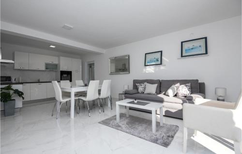 a living room with a couch and a table at Lovely Home In Vinjani Gornji With Wifi in Nenadići