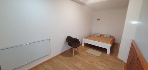 a small room with a chair and a table at Mazurska przystań in Dąbrówno