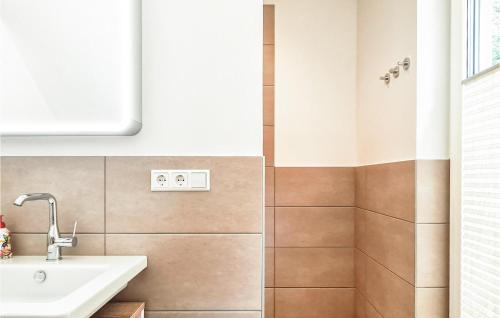 Ένα μπάνιο στο Stunning Home In Lautenthal With Wifi