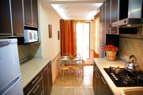 cocina con mesa y encimera en Apartment on Pushkinskaya 16, en Odessa
