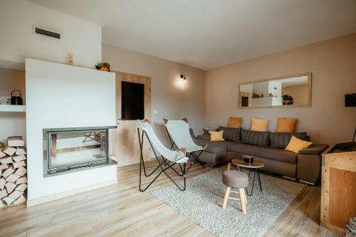 sala de estar con sofá y chimenea en Kuća za odmor - Mavis, en Mrkopalj