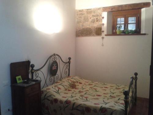 a bedroom with a bed and a window at Alloggio Agrituristico Conte Ottelio in Pradamano