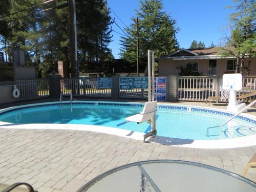 una piscina con una silla en un patio en Stardust Lodge en South Lake Tahoe