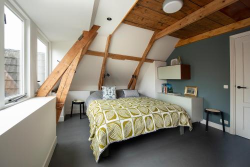 Postel nebo postele na pokoji v ubytování Schitterend appartement in dorpsstraat Langweer!