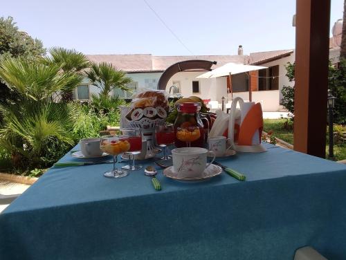 un tavolo con una tovaglia blu e bevande sopra di Le Due Palme a Marsala