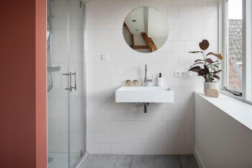 Et badeværelse på Schitterend appartement in dorpsstraat Langweer!
