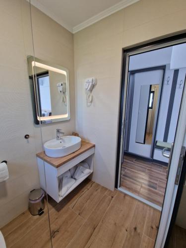 Et badeværelse på Pensiunea Harmony Băile Felix