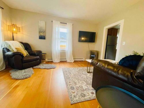 Gallery image of Cute and Cozy 2-BR Bungalow near everything! in Vancouver