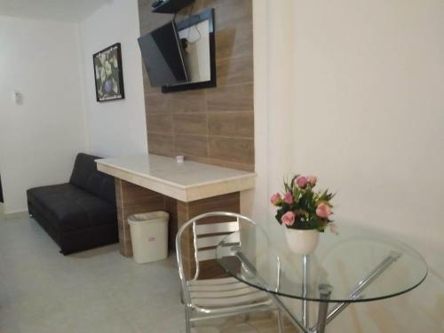 a living room with a glass table and a couch at Casa Paraíso Habitaciones en el Centro de Ciudad Valles in Ciudad Valles